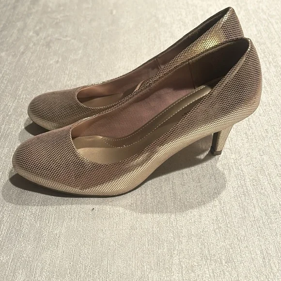 Comfort Plus Predictions Gold Shiny Heels - Picture 2 of 6